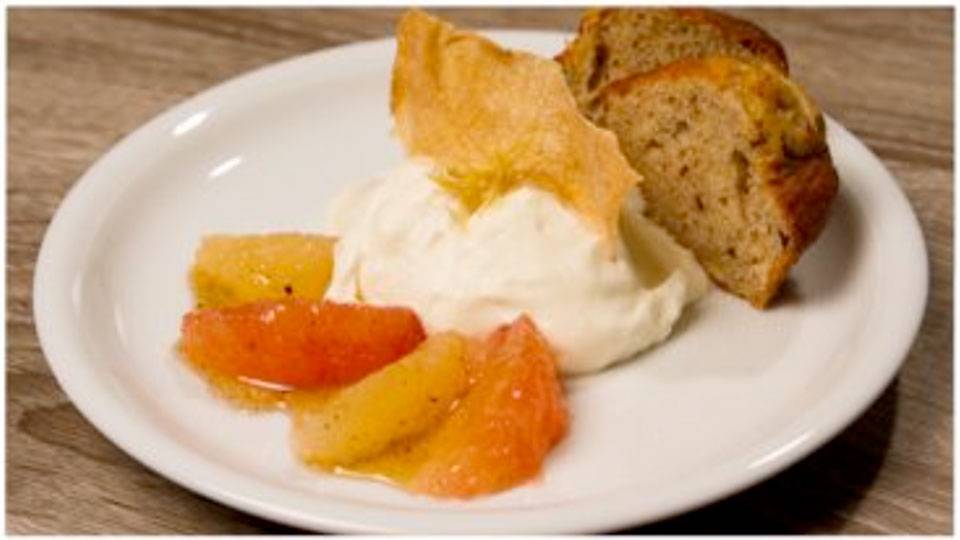 Syllabub mit marinierten Grapefruits