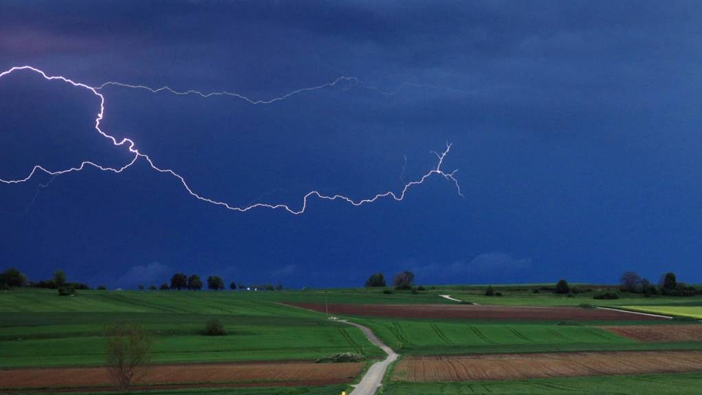 52'164 der total rund 320'000 im Sommer in der Schweiz registrierten Blitze entluden sich von Wolke zu Wolke. (Archivbild)