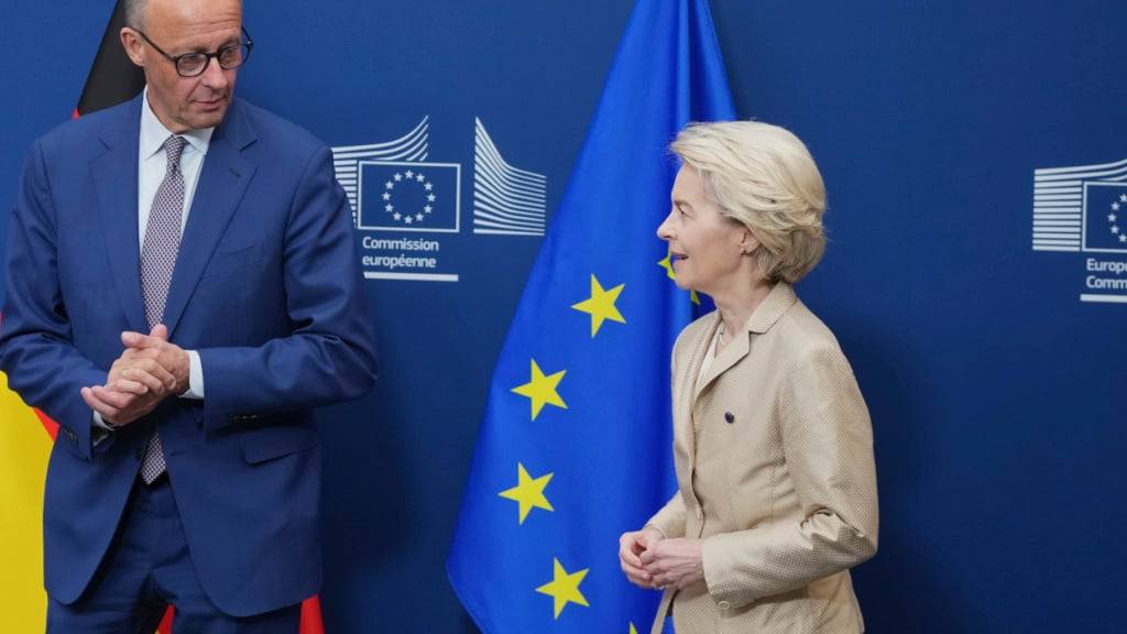 ARCHIV - Der deutsche Bundeskanzler Friedrich Merz und die Präsidentin der Europäischen Kommission, Ursula von der Leyen. Foto: Virginia Mayo/AP/dpa/Archiv