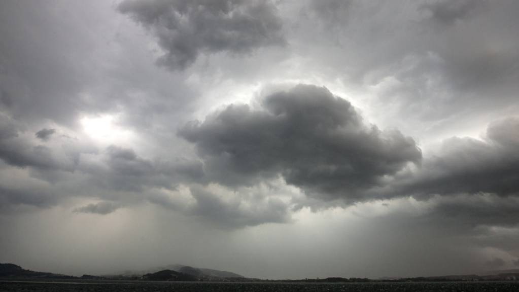 Dunkle Gewitterwolken über dem Zugersee. (Archivbild)