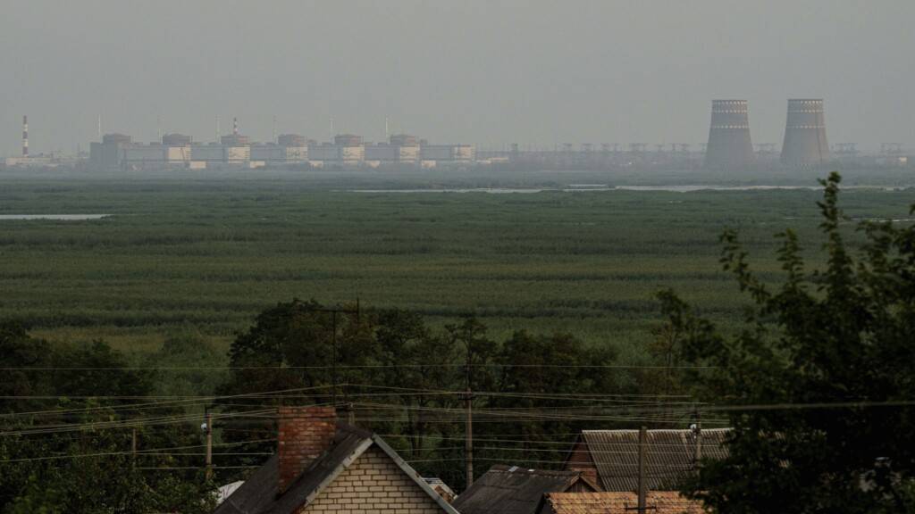 ARCHIV - Das Kernkraftwerk Saporischschja und der Fluss Dnipro. Foto: Evgeniy Maloletka/AP