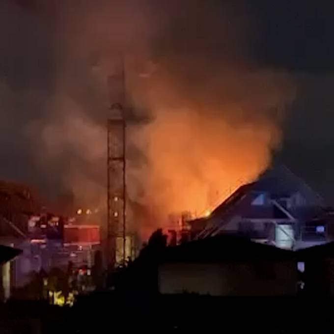 Feuerwehr rückt wegen Brand in Baltenswil aus