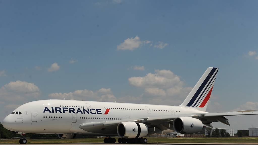 Air France will der finanziell angeschlagenen Fluggesellschaft Aigle Azur unter die Arme greifen. Air France hat ein Angebot zur Übernahme vorgelegt. Interesse gibt es auch von anderer Seite.(Archivbild)