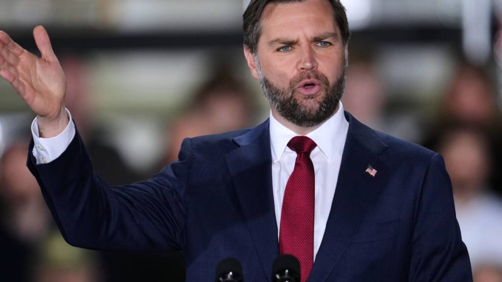 ARCHIV - US-Vizepräsident JD Vance spricht zu Arbeitern im Werk von EDSI Cables in Auburn Hills. Foto: Paul Sancya/AP/dpa