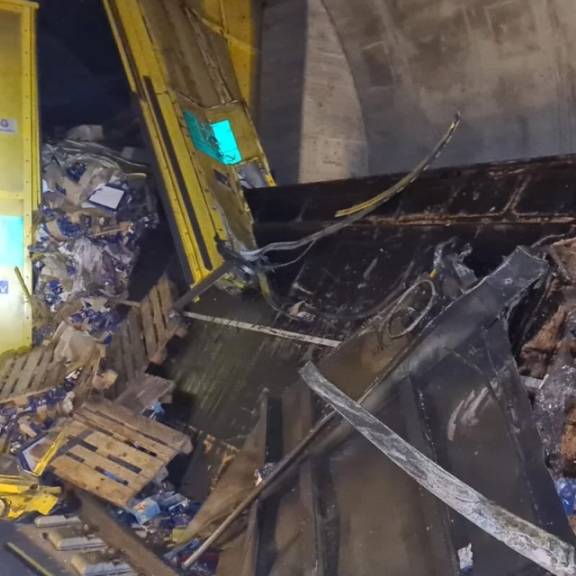 Güterzug wegen gebrochenen Rads im Gotthardbasistunnel entgleist