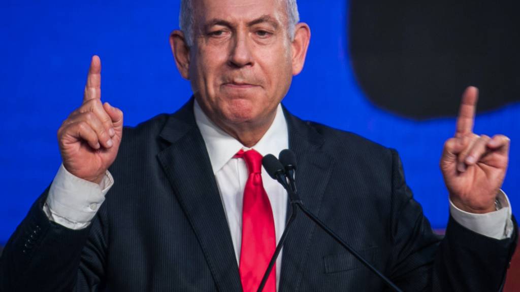Benjamin Netanjahu, Ministerpräsident von Israel und Vorsitzender der rechtskonservativen Likud-Partei, spricht nach den Parlamentswahlen in Israel zu seinen Anhängern. Foto: Noam Moskowitz/dpa