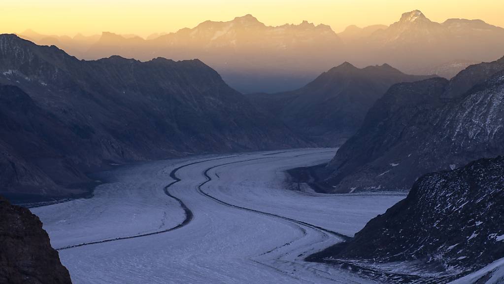 Wo noch majestätische Eismassen liegen, könnte Ende des Jahrhunderts nur noch die Felsrinne sichtbar sein: Eine Simulation zeigt, dass vom Aletschgletscher bei ungebremstem Klimawandel kaum etwas übrig bleibt.