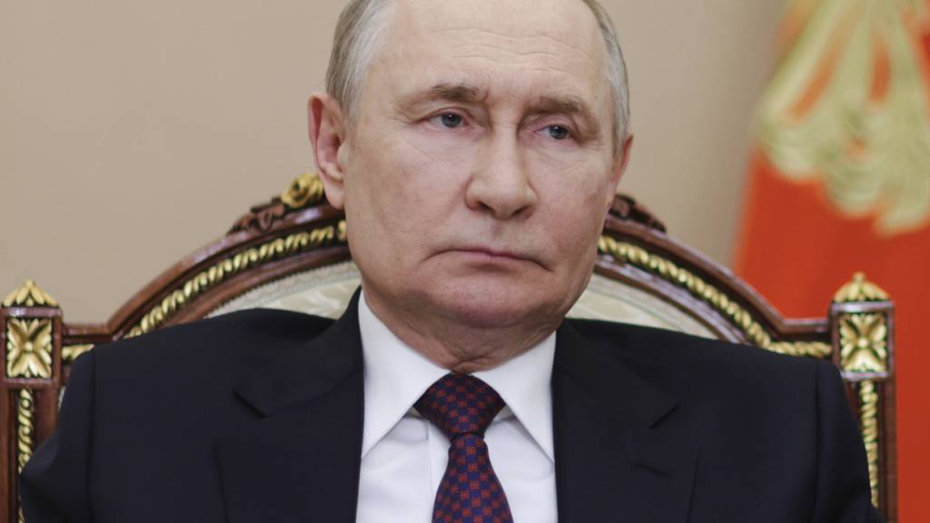 Auf diesem von der staatlichen russischen Nachrichtenagentur Sputnik via AP veröffentlichten Foto leitet der russische Präsident Wladimir Putin eine Kabinettssitzung per Videokonferenz im Kreml. Foto: Gavriil Grigorov/Pool Sputnik Kremlin via AP/dpa - ACHTUNG: Nur zur redaktionellen Verwendung und nur mit vollständiger Nennung des vorstehenden Credits