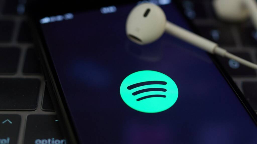 Nach Apple will nun auch Musikstreaming-Anbieter Spotify ein Bezahlmodell für Podcasts einführen. Spotify will aber günstiger sein als der Konkurrent.(Archivbild)
