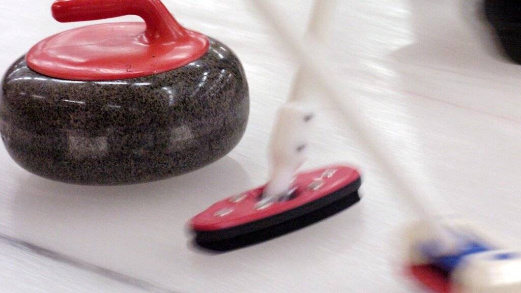 Der Richtung und Länge  des Curlingsteins wird auch mit dem Wischen bestimmt