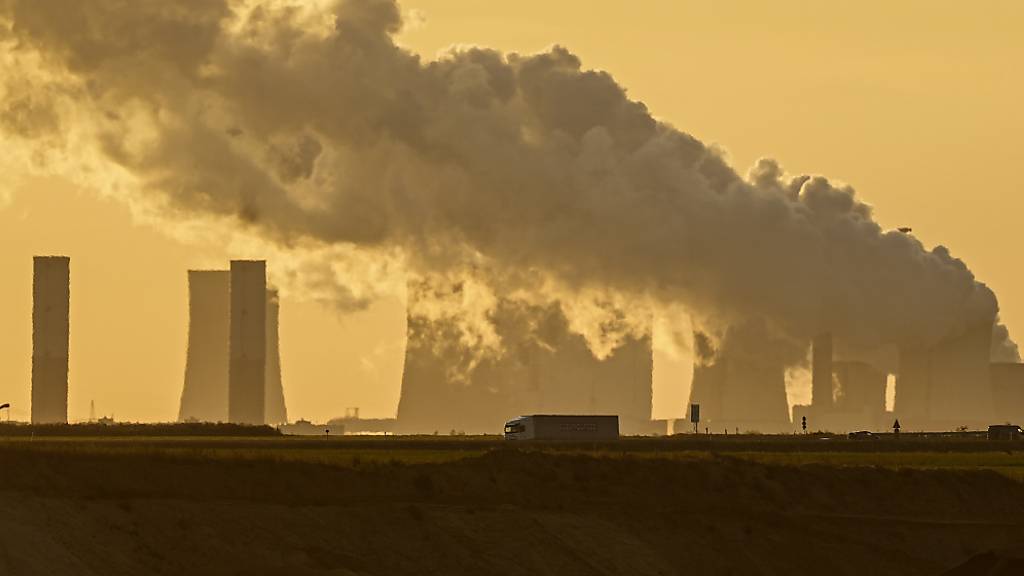 Ein Kraftwerk verfeuert Kohle: Empa-Forscher berechneten, dass die Energiewende am schnellsten und emissionsärmsten gelingt, die fossilen Kraftwerke ein letztes Mal voll ausgelastet werden.