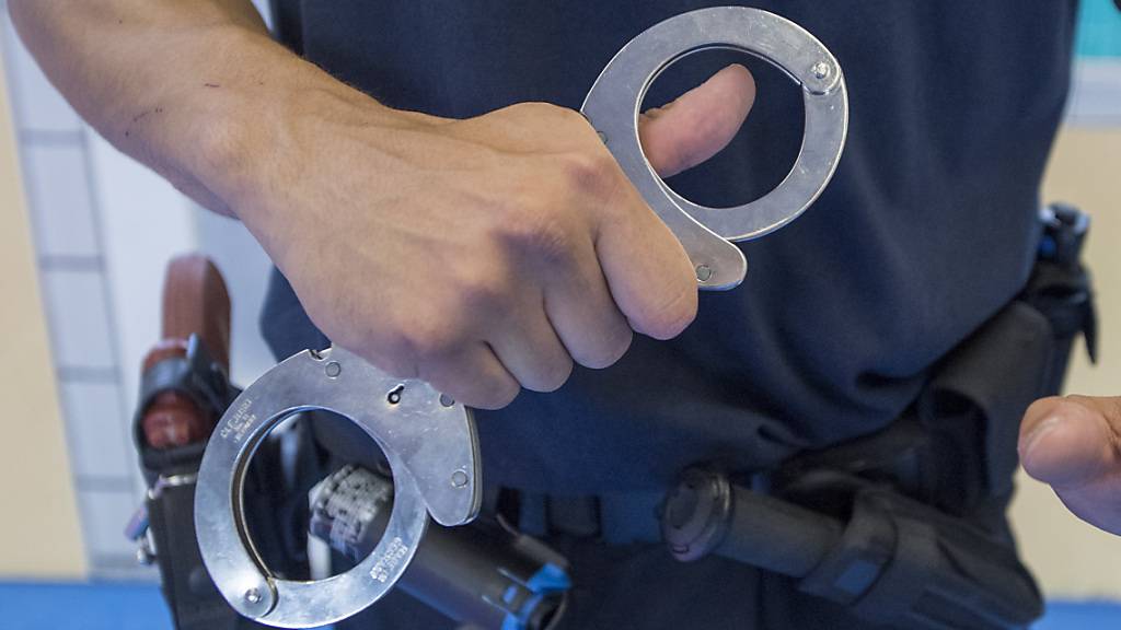 Wenige Stunden nach einem Raubüberall in Trüllikon verhaftete die Kantonspolizei Zürich einen 20-jährigen Schweizer. (Symbolbild)
