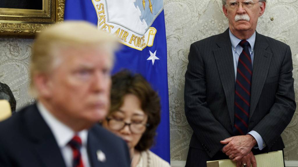 ARCHIV - John Bolton (r), US-Sicherheitsberater, steht neben Donald Trump, Präsident der USA, bei einem Treffen im Jahr 2018 mit dem Präsidenten von Südkorea im Oval Office. Foto: Evan Vucci/AP/dpa