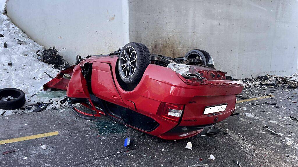 Der Autofahrer starb nach dem Selbstunfall in Einsiedeln SZ noch auf der Unfallstelle.