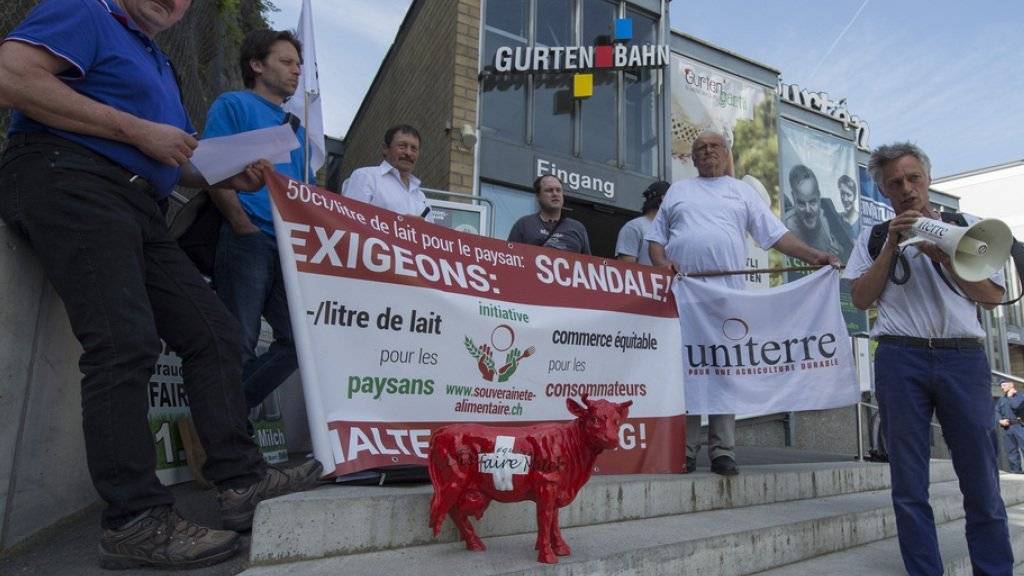 Aktivisten der Bauernorganisation Uniterre protestierten am Freitag vor den Gurtenbahn in Bern mit Plakaten und einer Plastik-Kuh gegen immer tiefere Milchpreise.