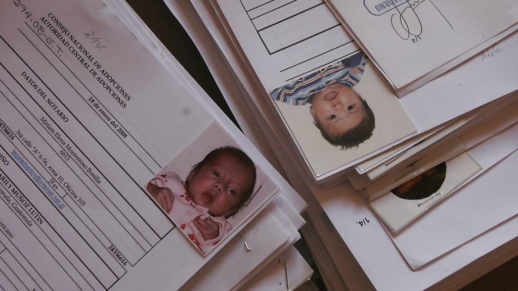 Die Zürcher Regierung will die Herkunftssuche für Adoptierte stärker unterstützen. (Symbolbild)