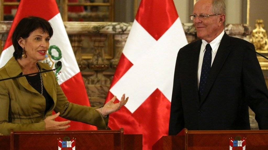 Haben vereinbart, die guten Beziehungen zwischen der Schweiz und Peru zu vertiefen: Bundespräsidentin Doris Leuthard (l.) und der peruanische Präsident Pedro Pablo Kuczynski, hier vor den Medien in Lima.