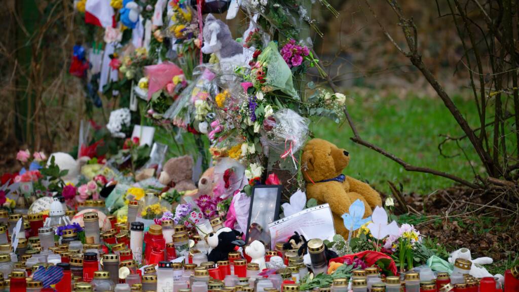 Kerzen, Kuscheltiere und Briefe liegen an einer Gedenkstätte für den getöteten Yosef in der Nähe des Tatortes. Nach dem gewaltsamen Tod des 14-jährigen Yosef in Dormagen zwischen Köln und Düsseldorf ist ein Kind tatverdächtig. Das teilte die Polizei mit. Foto: Henning Kaiser/dpa