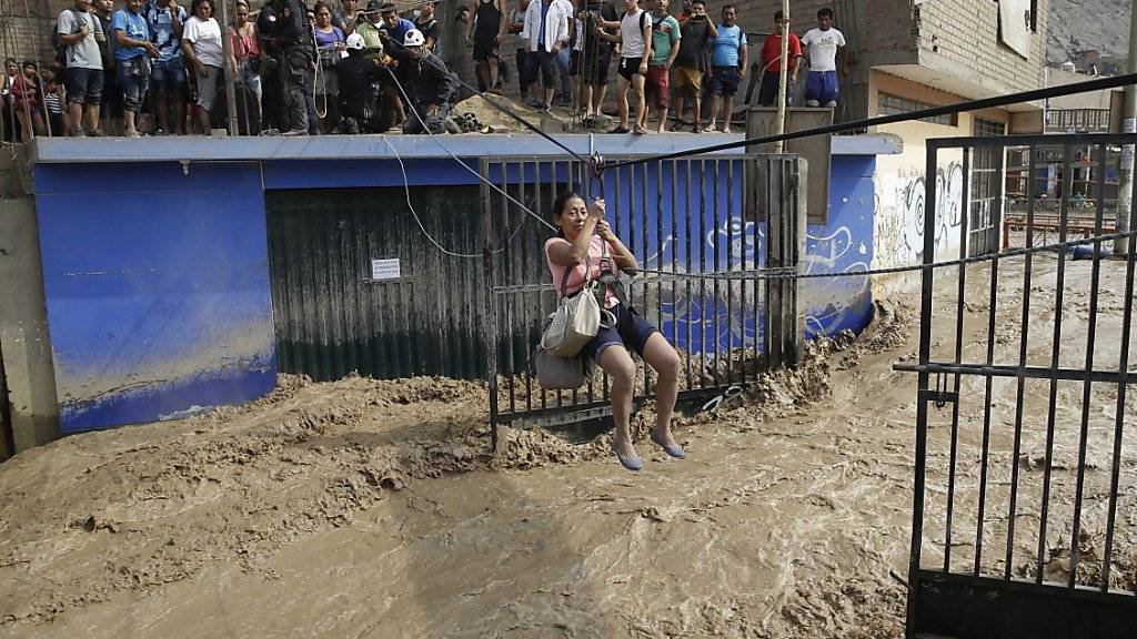 Rettungsaktion in Lima: Seit Dezember anhaltende Regenfälle halten Peru in Atem. In drei Monaten starben schon mehr als 60 Menschen.