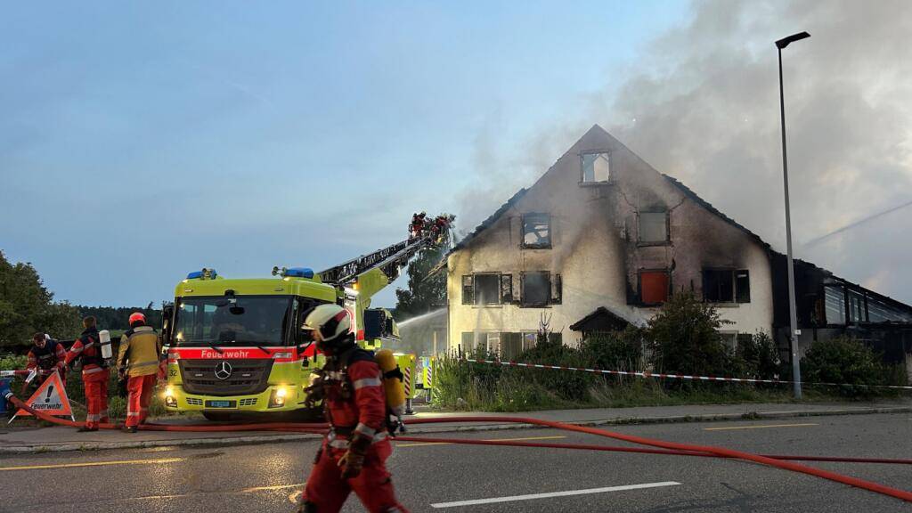 Eine Person, die sich laut Polizeiangaben beim Ausbruch des Brands im Haus befand, brachte sich unverletzt in Sicherheit.