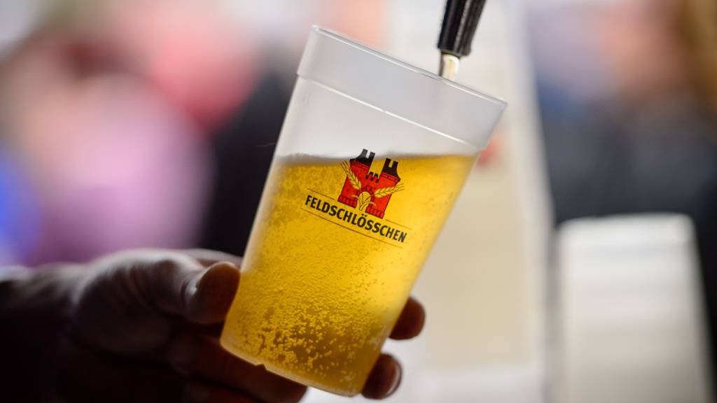 Die Brauerei und Getränkehändlerin Feldschlösschen hat im vergangenen Jahr einen Umsatzrückgang erlitten. Neben dem rückläufigen Biermarkt belastete insbesondere ein Lieferstopp an die Migros-Gruppe infolge eines Preisstreits das Ergebnis. (Archivbild)