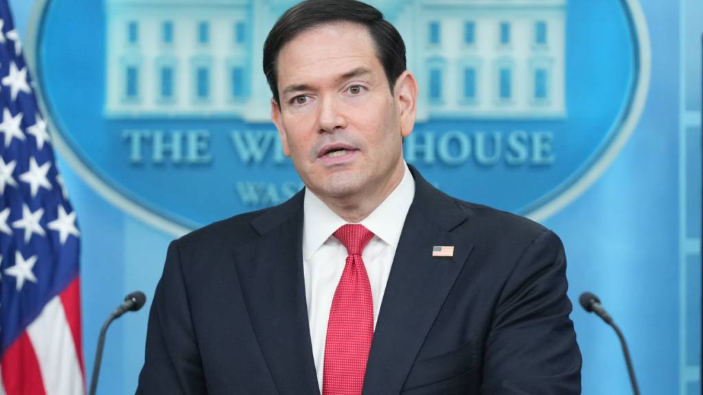 Marco Rubio, Außenminister der USA, spricht während einer Pressekonferenz im James Brady Press Briefing Room im Weißen Haus. Foto: Mark Schiefelbein/AP/dpa