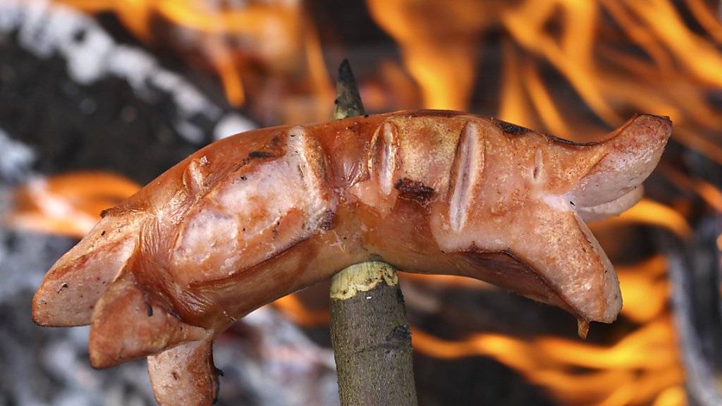 Nicht nur am Spiess beliebt: Die «Nationalwurst» Cervelat gehört zu den in der Schweiz am meisten verkauften Fleischwaren. (Archivbild)