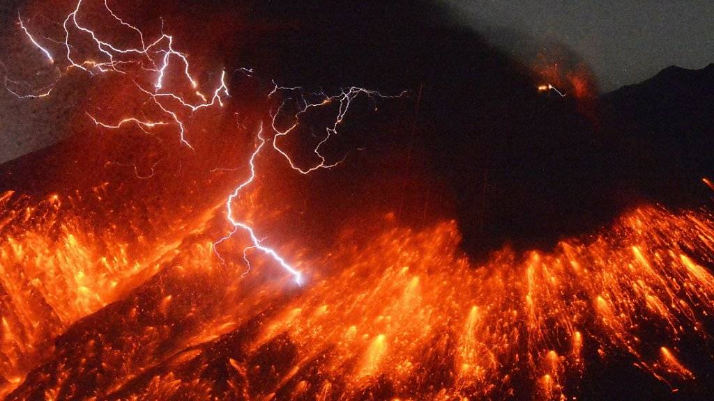 Blitze über dem Ausbruch des Vulkans Sakurajima
