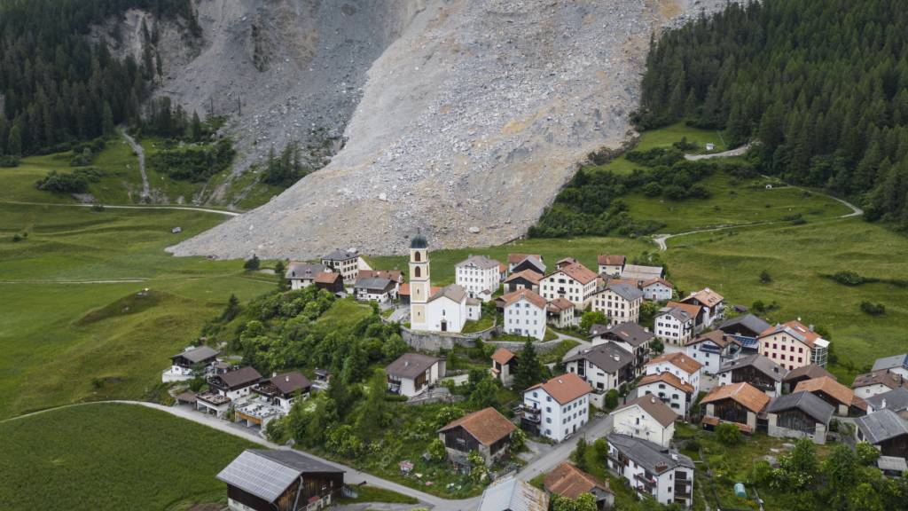 Die Gefährdungslage in Brienz GR bleibt angespannt. (Archivbild)