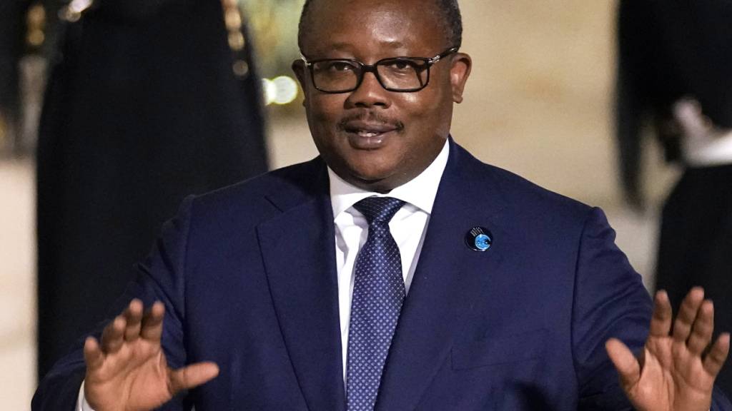 ARCHIV - Der Präsident von Guinea-Bissau Umaro Sissoco Embalo trifft in Paris zu einem Abendessen im Elysee-Palast im Rahmen des Pariser Friedensforums ein.  Berichte über Schusswechsel am Präsidentenpalast des westafrikanischen Staates Guinea-Bissau haben bei der regionalen Staatengemeinschaft Ecowas Sorgen über einen Putschversuch genährt. Die Ecowas macht das zuständige Militär verantwortlich für die körperliche Unversehrtheit von Präsident Sissoco Embalo. Jetzt spricht Embalo erneut von einem Putschversuch in seinem Land. Foto: Michel Euler/AP/dpa