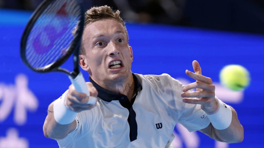 Jiri Lehecka streckt sich nach dem Ball. Der Tscheche könnte in Basel in die Karriere von Stan Wawrinka beenden