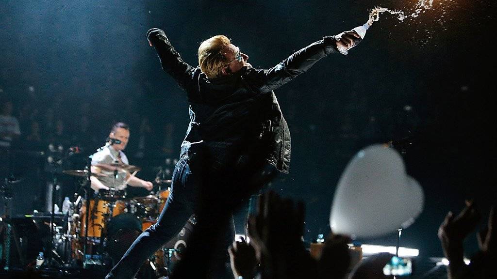 Boten den Eagles of Death Metal ihre Bühne an: Sänger Bono und die irische Band U2 beim Konzert in Paris.