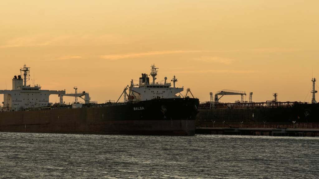 Öltanker liegen an der Cardon-Raffinerie in Punta Cardon, Venezuela, vor Anker. Foto: Matias Delacroix/AP/dpa/Symbolbild