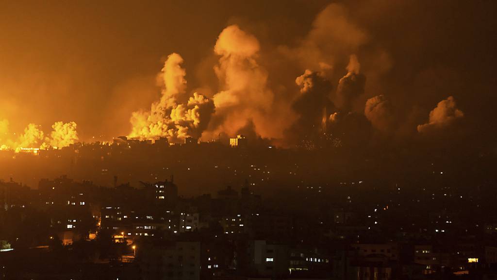 Feuer und Rauch steigen nach einem israelischen Luftangriff über Gaza auf. (Archivbild: 08.10.23)