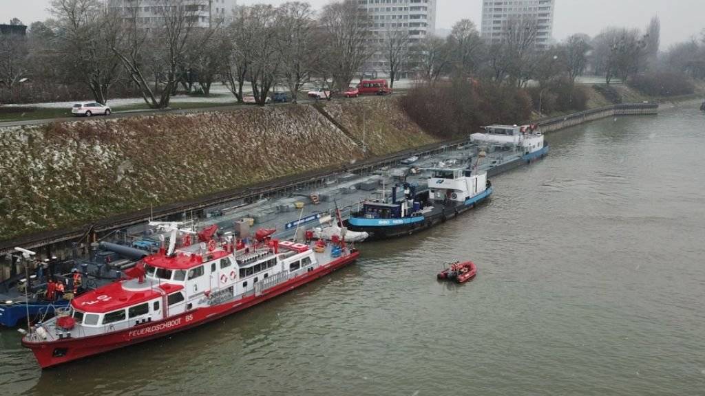 Nach dem Zwischenfall auf dem Rhein legte das Tankschiff im unteren Vorhafen der Schleuse Birsfelden an.