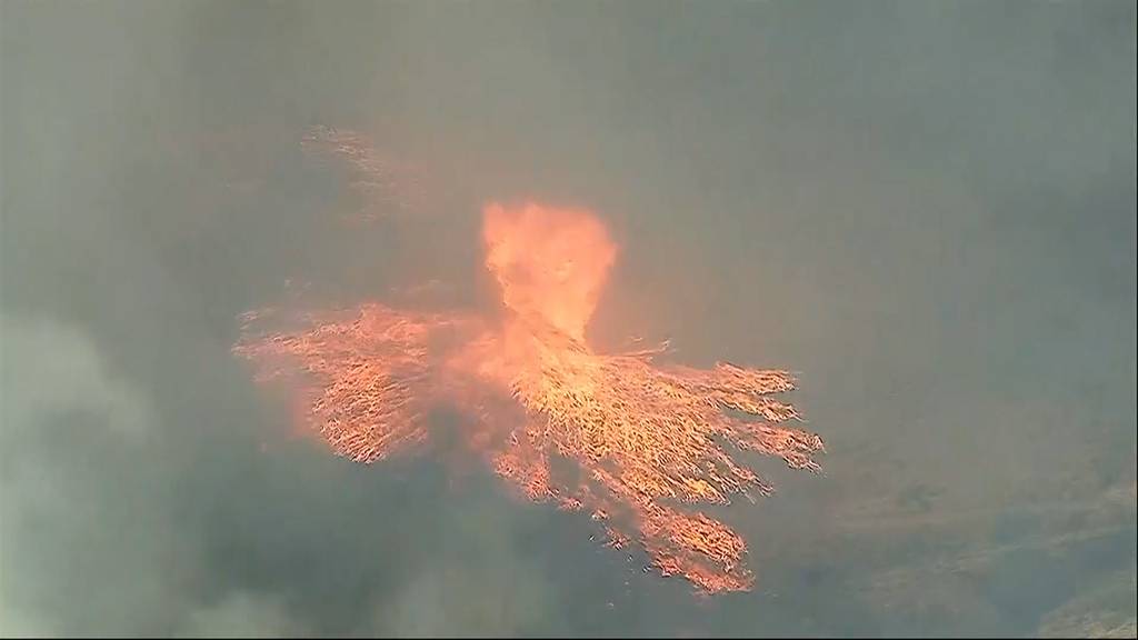 Videoaufnahmen zeigen tobenden Feuertornado in Kalifornien