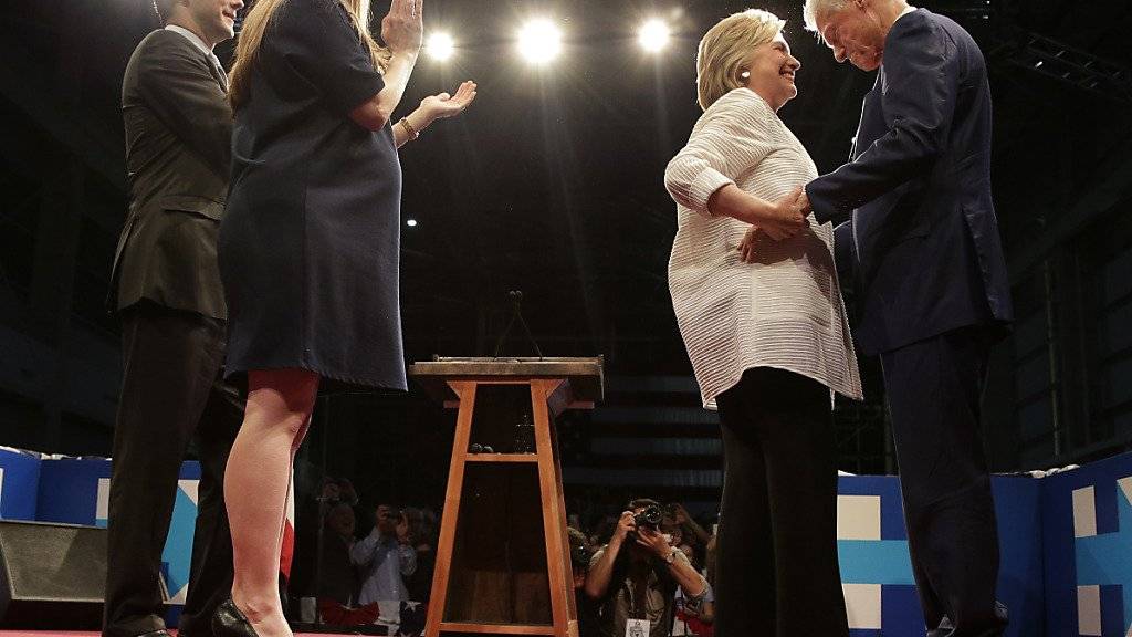 Hillary Clinton erhält Gratulationswünsche des Präsidenten und von ihrer Familie. Links im Bild Ehemann Bill Clinton, rechts Tochter Chelsea.