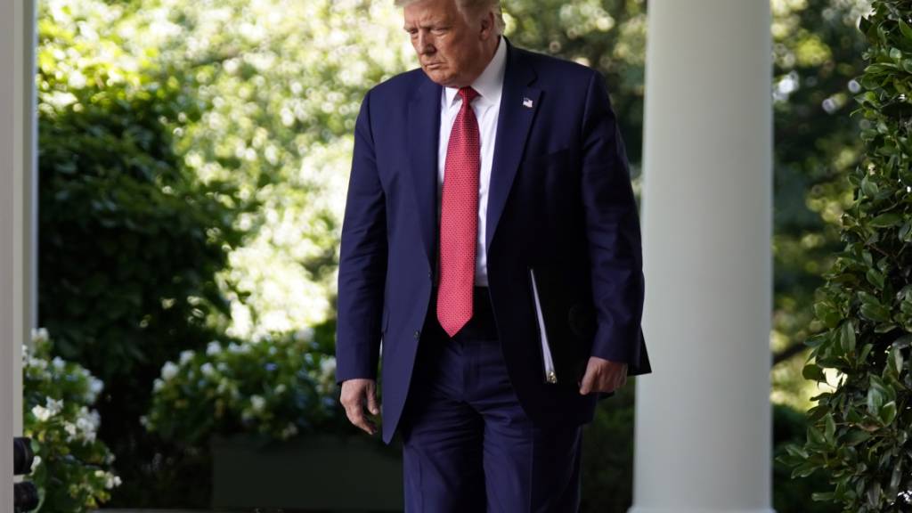 dpatopbilder - Donald Trump, Präsident der USA, geht zu einer Pressekonferenz im Rosengarten des Weißen Hauses. Foto: Evan Vucci/AP/dpa