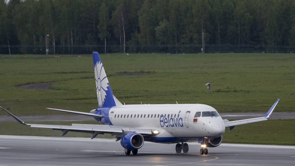 ARCHIV - Ein Flugzeug der staatlich belarussischen Firma Belavia landet auf einem Flughafen. Foto: Mindaugas Kulbis/AP/dpa