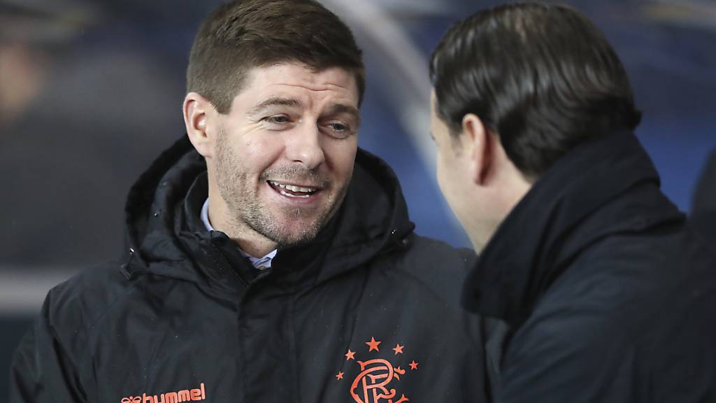 Steven Gerrard, der Trainer der Glasgow Rangers, am Donnerstagabend im Gespräch mit YB-Trainer Gerardo Seoane
