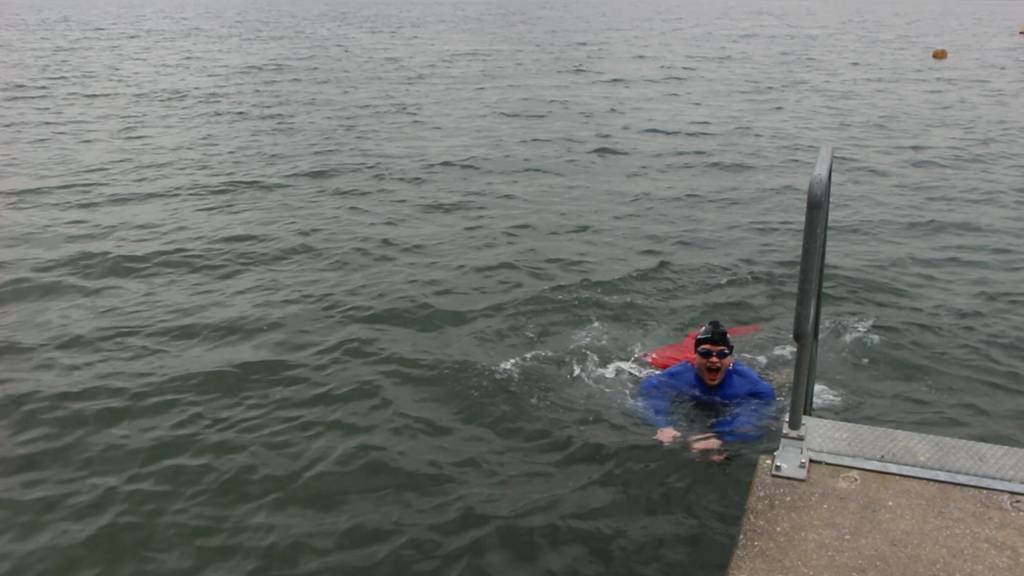 Bisang schwimmt im kalten Hallwilersee