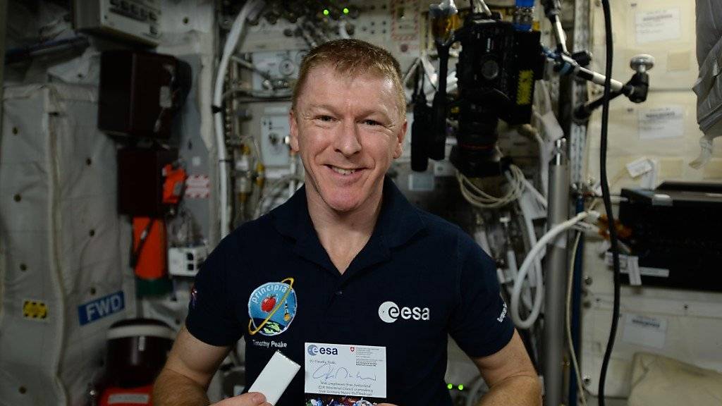 ISS-Astronaut Tim Peake bedankt sich für den süssen Gruss aus der Schweiz mit einem Selfie.