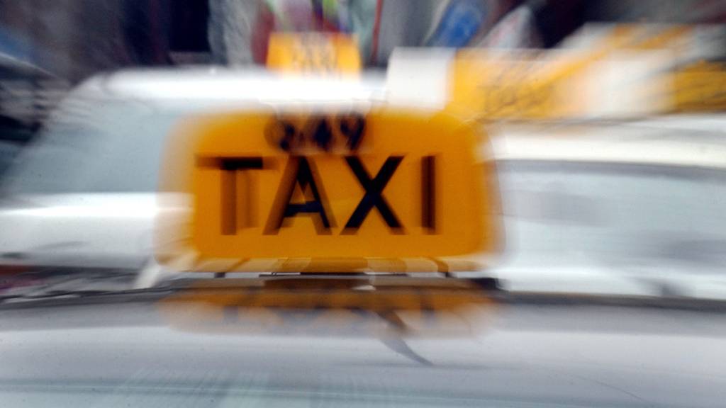 Tatort Taxi: Beschuldigter und Komplizen müssen sich vor Kriminalgericht verantworten. (Symbolbild)