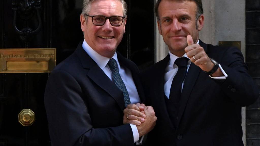 Sir Keir Starmer, Premierminister von Großbritannien, empfängt Emmanuel Macron, Präsident von Frankreich. Foto: Thomas Krych/AP/dpa