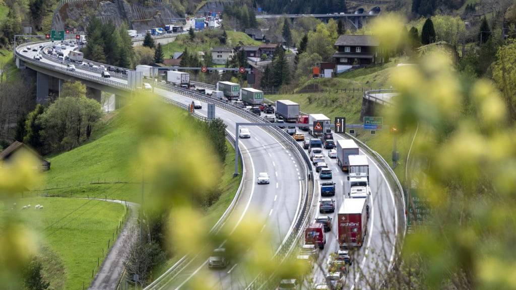 Wie hier vor Ostern staute sich auch am Mittwoch der Reiseverkehr vor dem Gotthard-Tunnel in Richtung Süden auf mehreren Kilometern Länge. (Archivbild)