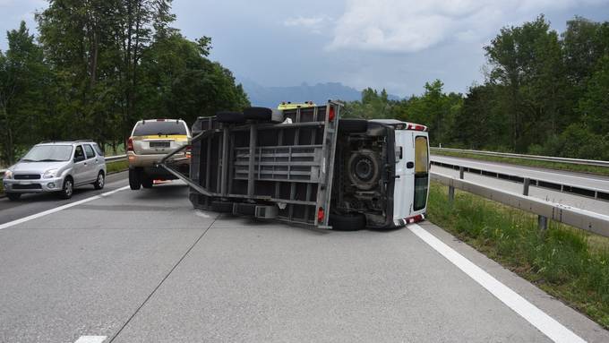 Umgekippter Anhänger blockierte A13