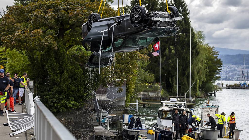 2024 kam es auf den Zürcher Strassen zu weniger Unfällen als im Vorjahr. Bei diesem Unfall in Küsnacht wurde der Fahrer in kritischem Zustand geborgen. (Archivbild)