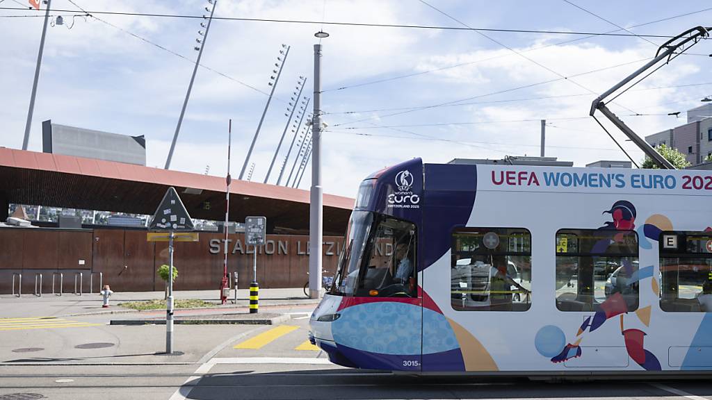 Ein spezielles Tram macht in den nächsten Monaten auf die Frauenfussball-EM in Zürich aufmerksam. Fünf Spiele finden nächsten Sommer im Letzigrund statt.