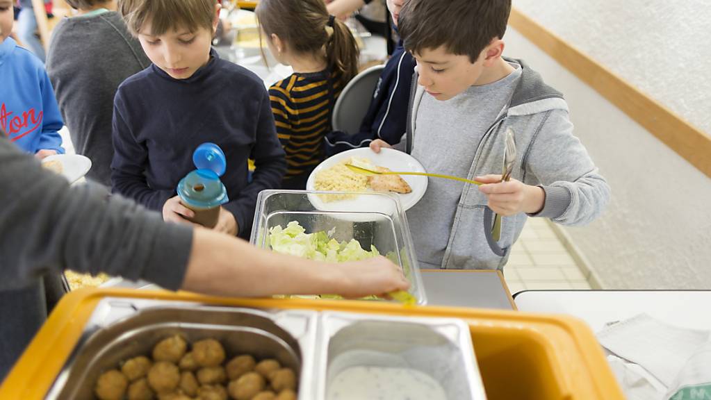 Mit der Umsdtzung der Tagesschule sollen in der Stadt Luzern die Kinder den Mittag künftig in der Schule verbringen. (Symbolbild)