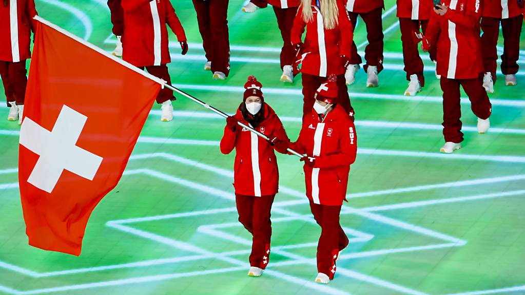 Zusammen mit Wendy Holdener trug Andres Ambühl an der Eröffnungsfeier die Schweizer Fahne ins Stadion